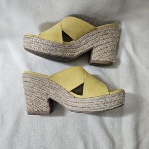 Split Casual Sandals Yellow Size 9 JustFab
